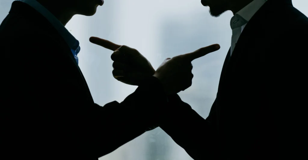 Dos personas se acusan mutuamente. Denuncias cruzadas.