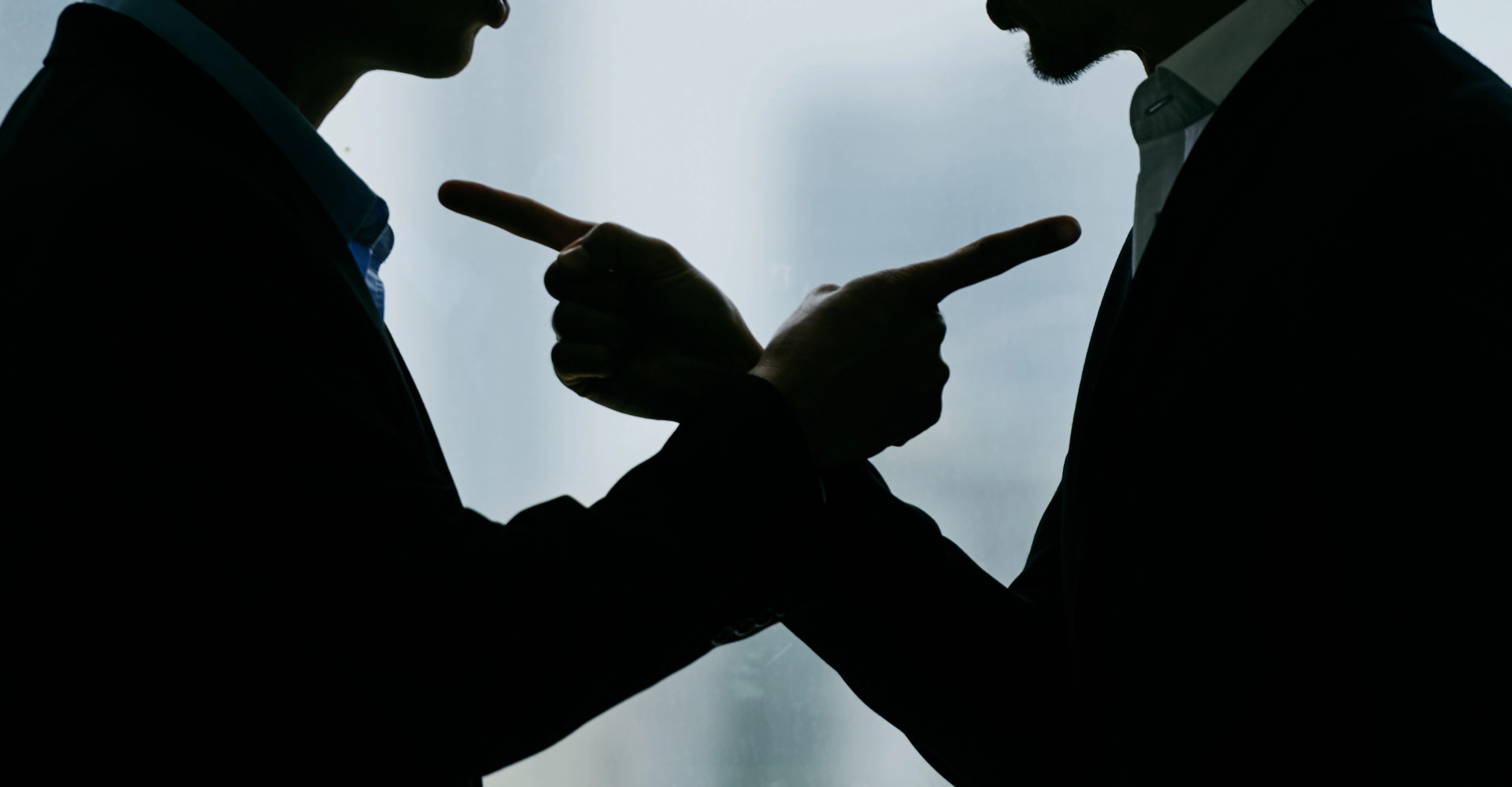 Dos personas se acusan mutuamente. Denuncias cruzadas.