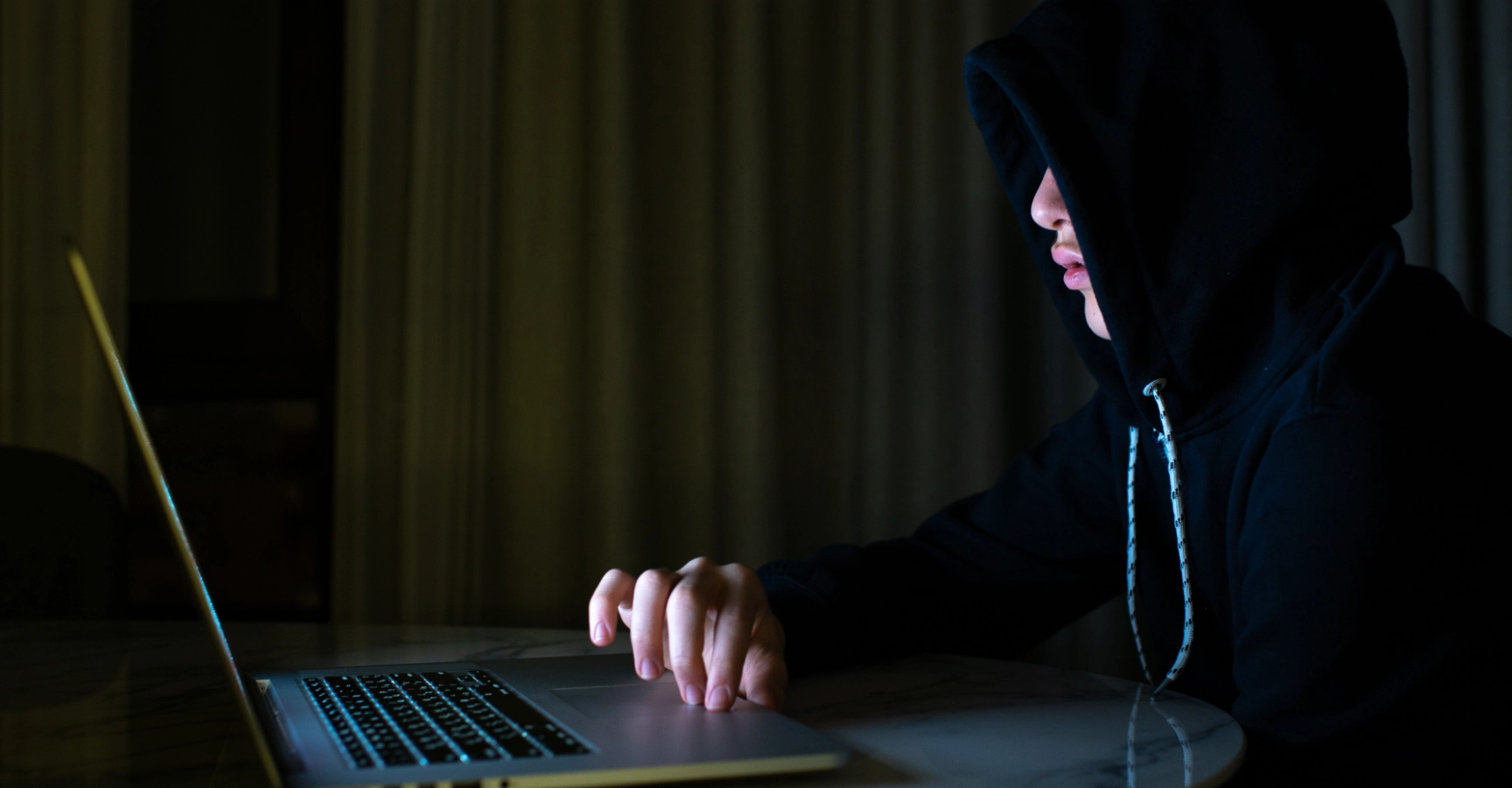 Extorsión por hablar falso con menor de edad